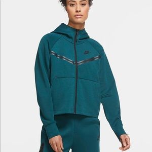 Nike sportswear tech fleece